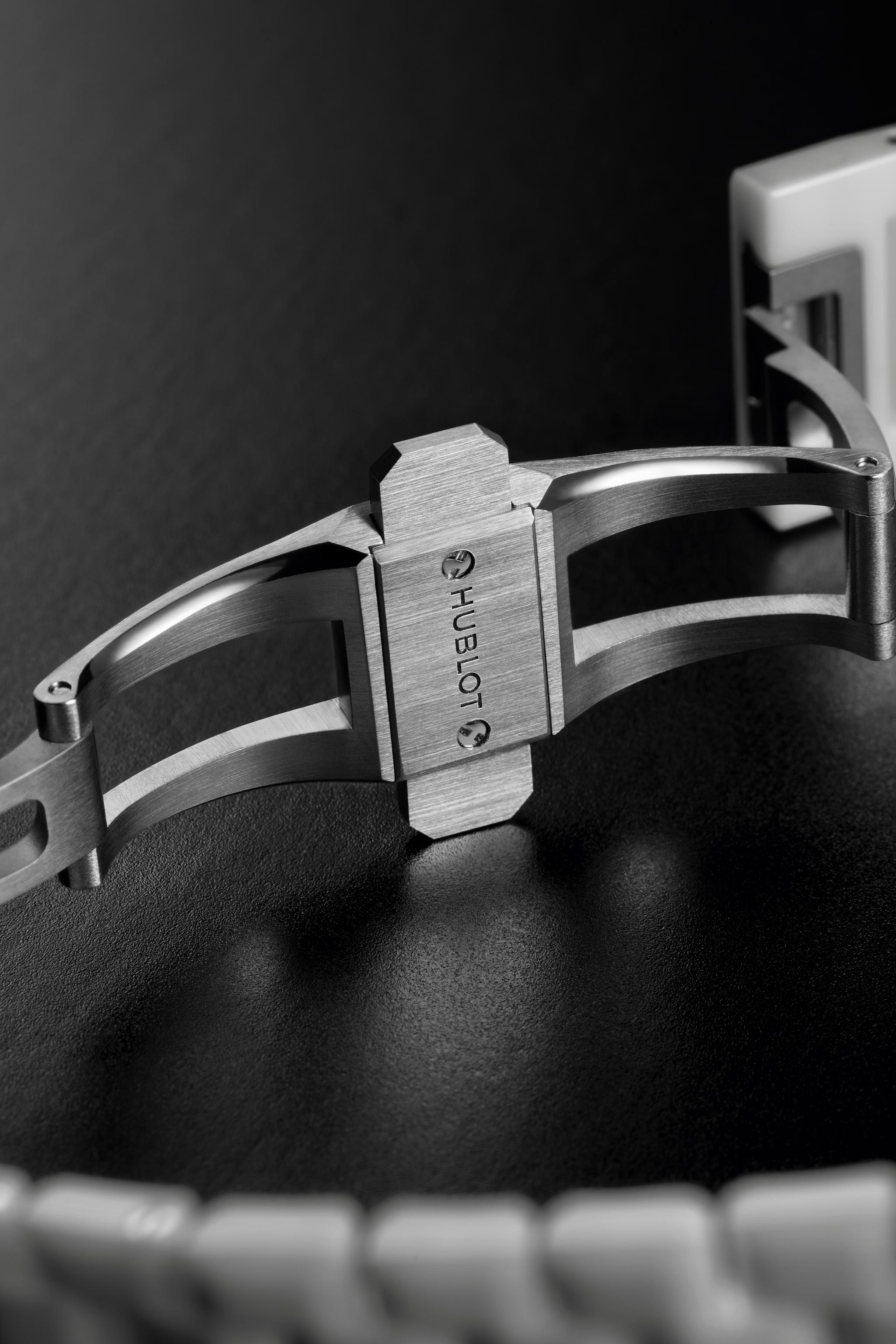 Men's watch / unisex HUBLOT, Big Bang Integrated White Ceramic / 42mm, SKU: 451.HX.1123.HX | watchphilosophy.co.uk